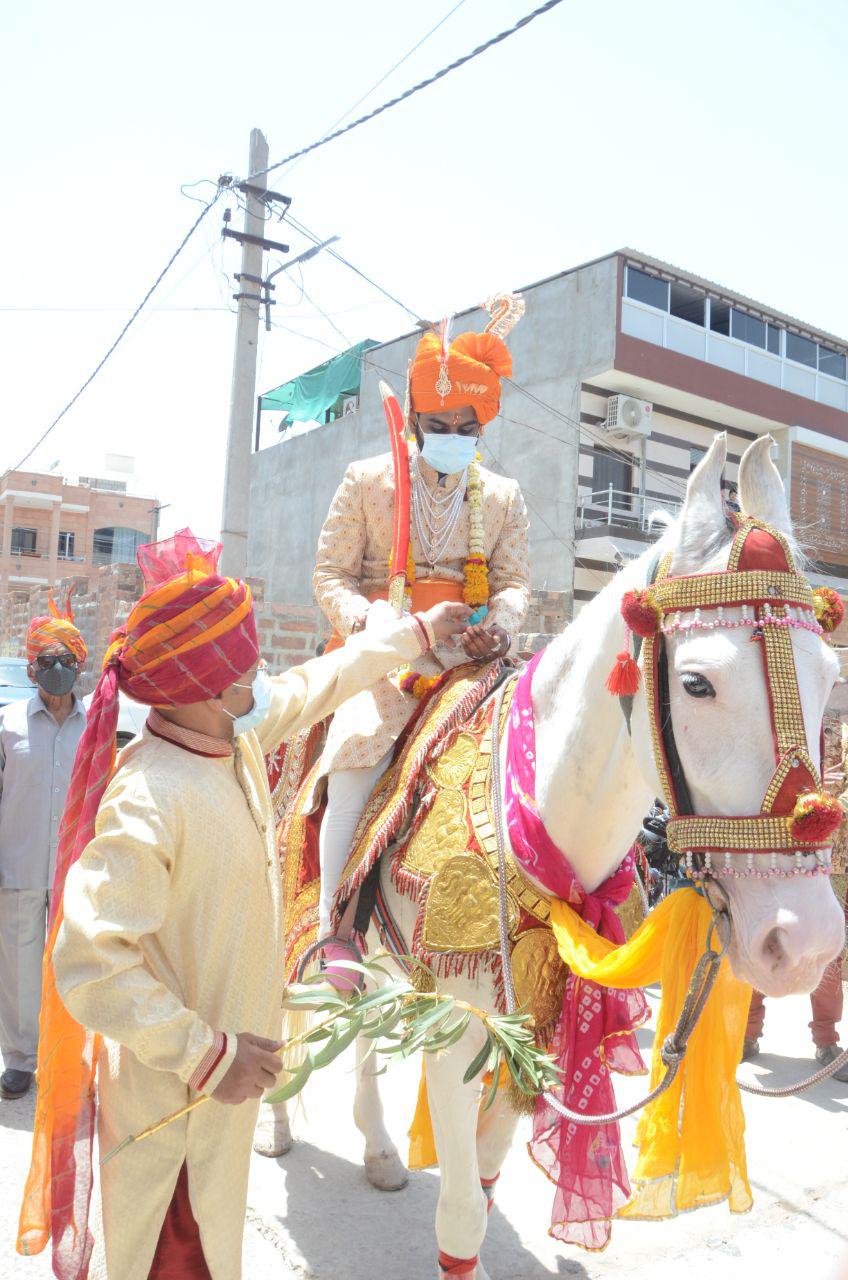 जोधपुर में सावों की रही धूम, ‘बींदराजा’ करते रहे बार-बार सैनिटाइजर से हाथ साफ