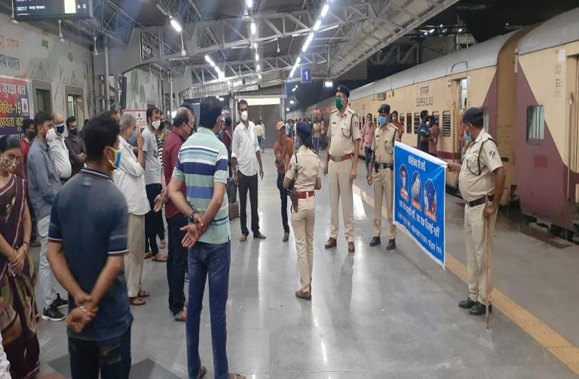 आरपीएफ ने अहमदाबाद स्टेशन पर चलाया कोरोना जागरूकता अभियान