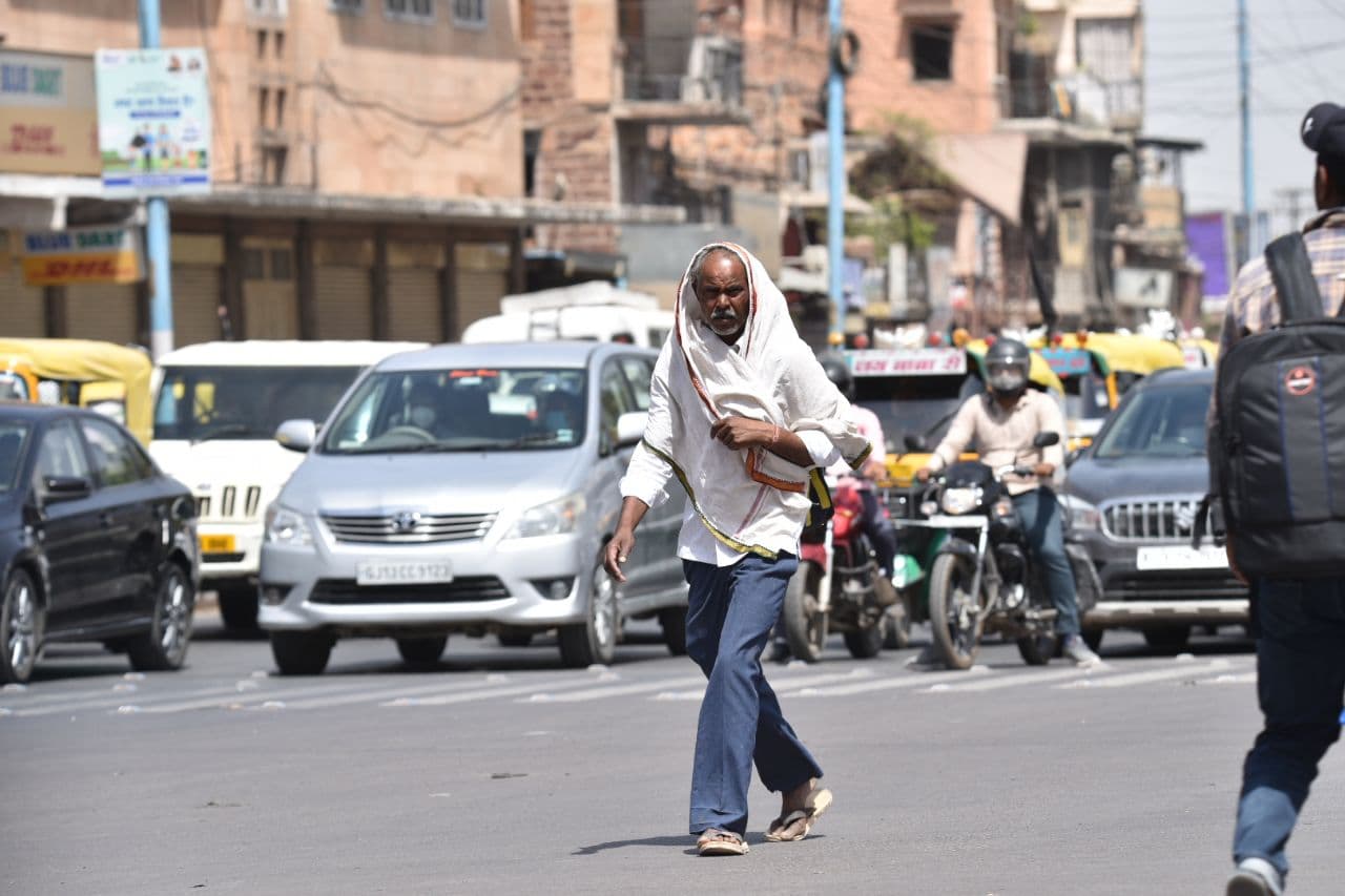 आसमां से बरसी आग, बाड़मेर में पारा 44 के करीब