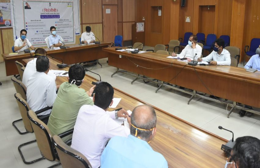 ऑक्सीजन व दवाइयों की कालाबजारी रोकने के लिए पैनी नजर