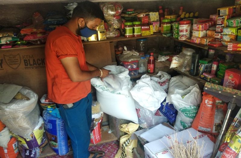 मुसीबत में बने सहयोगी, घर-घर पहुंचा रहे राशन सामग्री