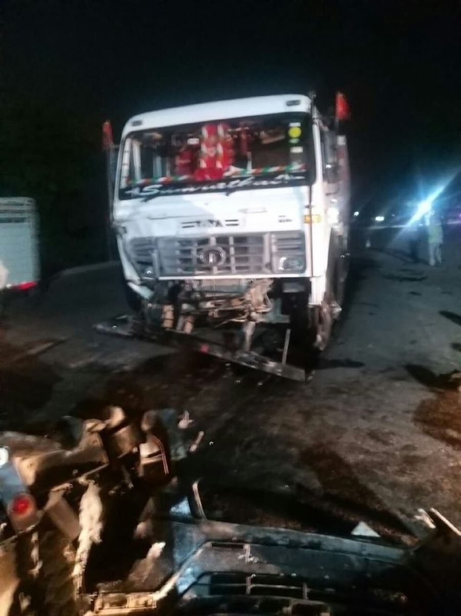 कार-ट्रेलर की भिड़ंत, 3 बच्चों सहित चार की मृत्यु