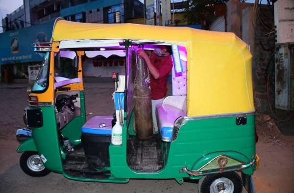 oxygen cylinder helping hand