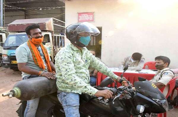oxygen cylinder helping hand
