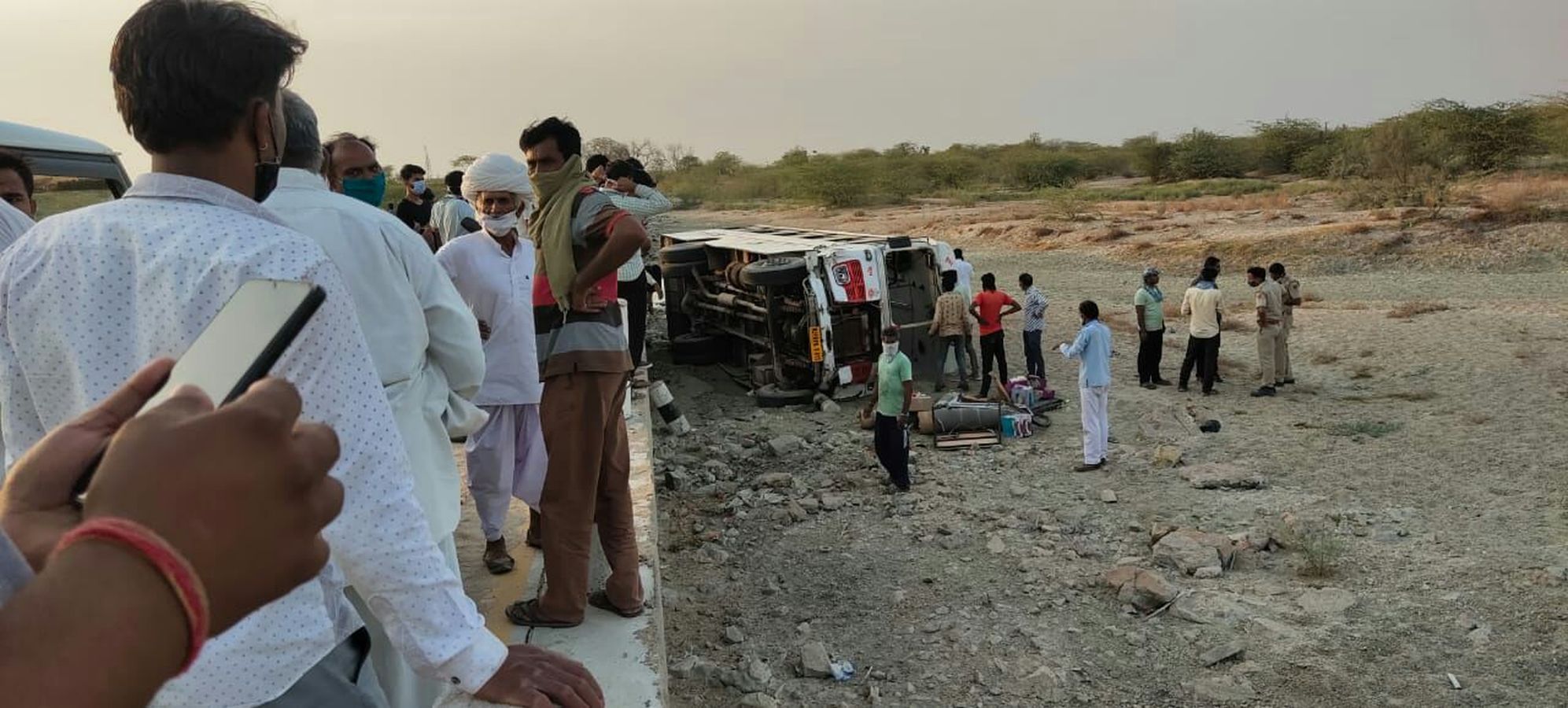 लूनी नदी में गिरी बस, दस यात्री घायल