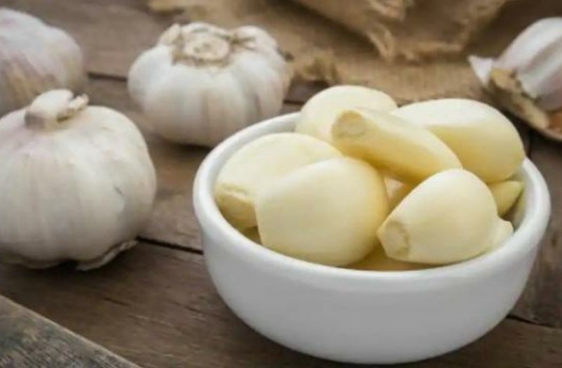 खांसी को तुरंत करना है दूर तो लहसुन के जूस का करें सेवन