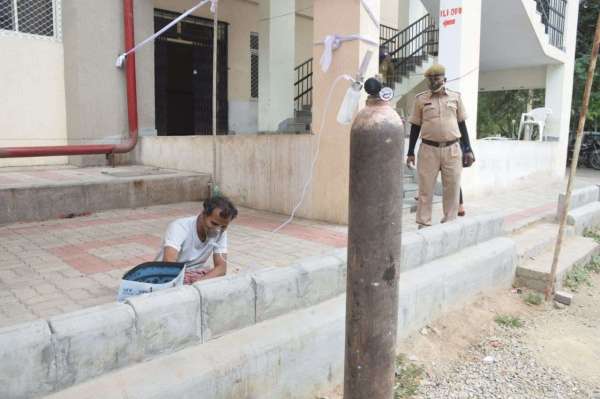 oxygen cylinder helping hand