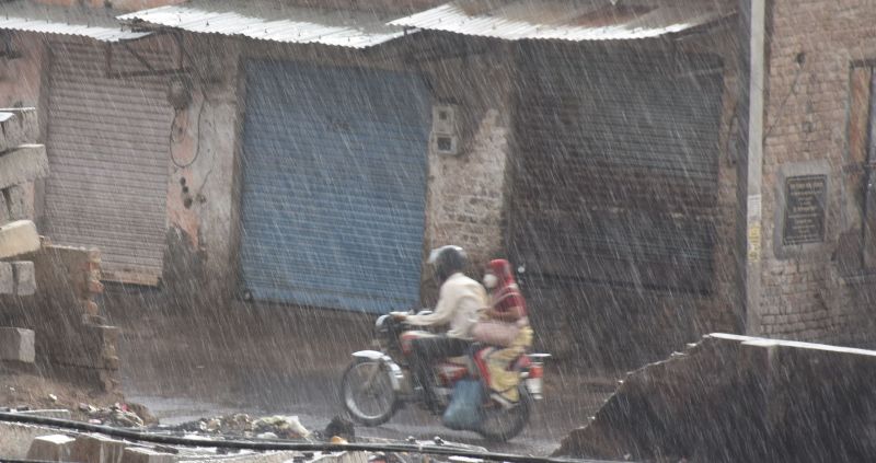 शाम को हल्की वर्षा, गांवों में आंधी