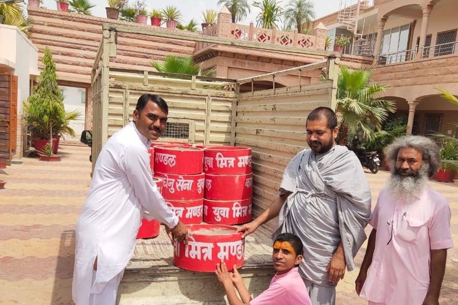 महामारी में पशु पक्षियों के लिए दाना -पानी का इंतजाम