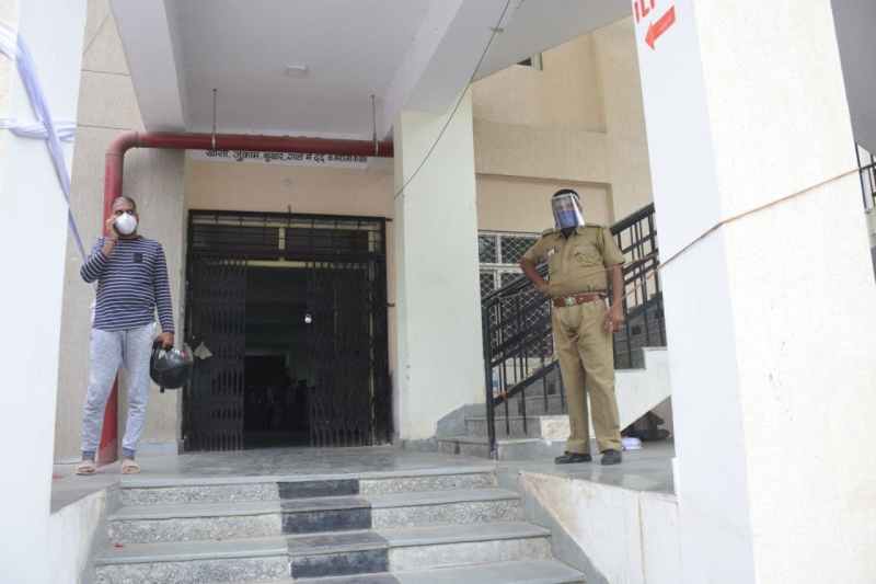 सभी अस्पतालों में बढ़ी तिमारदारों की भीड़, पुलिस तैनात