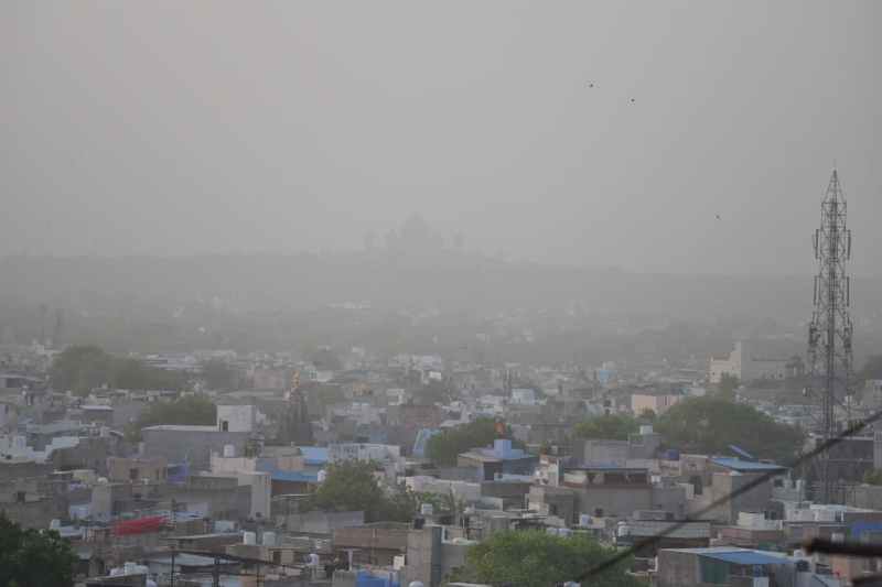 बादलों को चीरकर आसमां से आ रहे थे अंगारे