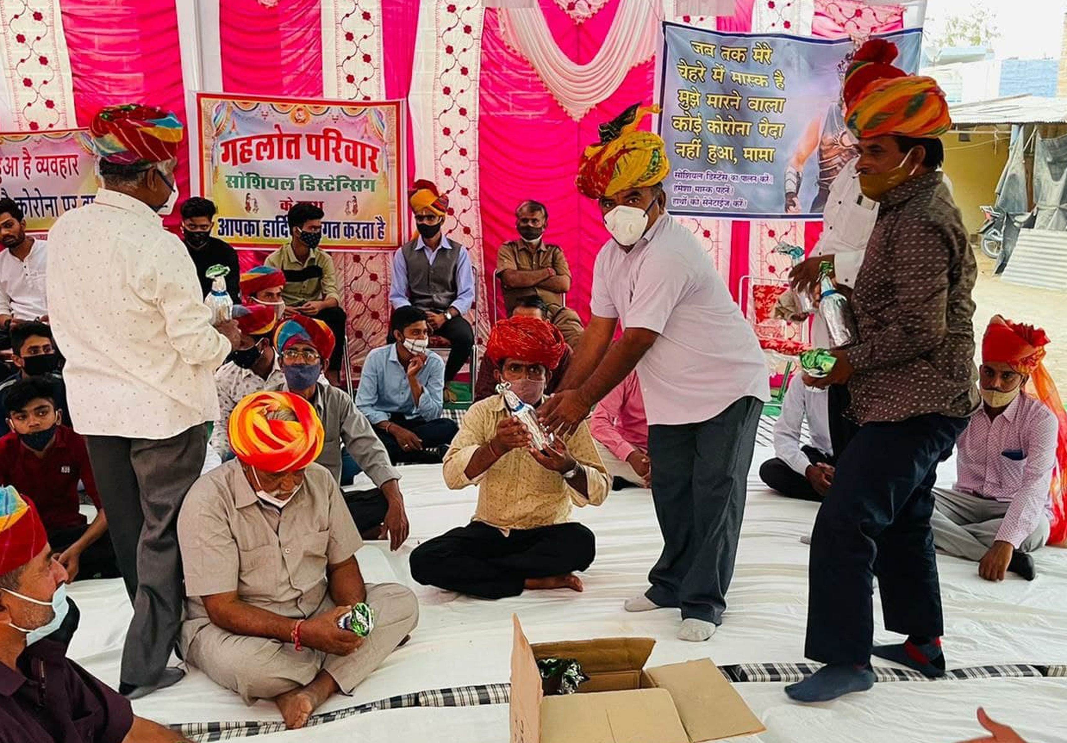 बारातियों और बहन-बेटियों को सीख में दिए सेनेटाइजर व मास्क