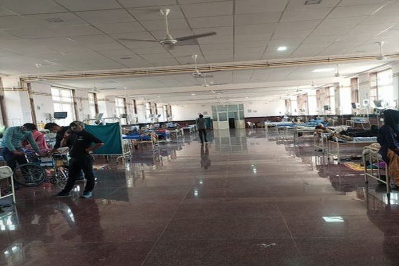 अप्रेल रहा सबसे भारी... अस्पतालों में जगह नहीं मिली, घरों से मौत खींच ले गई