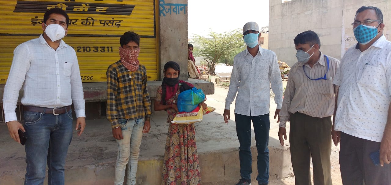होम क्वारंटीन मरीजों को समय पर दवाई पहुंचा बचा रहे उनका जीवन