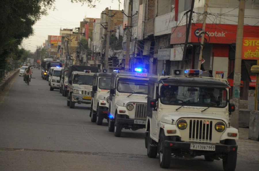 सख्ती आज से-पुलिस व प्रशासन ने निकाला शहर में फ्लैग मार्च