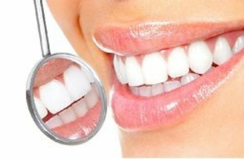 दांतों को चमकदार बनाने के लिए घर में करें यह उपाय