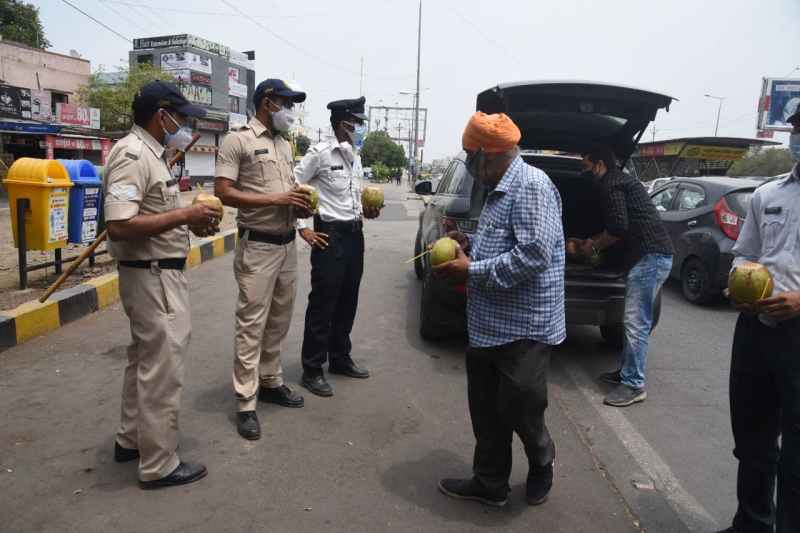 संकट के इस दौर में कोई दे रहा आर्थिक मदद तो कोई दवाएं