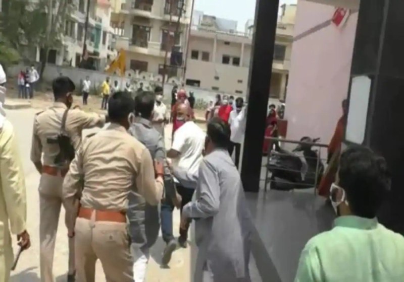 कोरोना टीकाकरण के दौरान  भड़के मंत्री रविंद्र जायसवाल, सवाल पूछने पर युवक को ही दौड़ा दिया