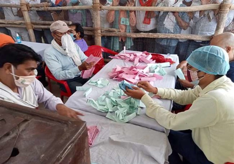 UP Panchayat Election Update: आठों ब्लाकों में कुल 101 न्याय पंचायत के 404 टेबल पर वोटाें की गिनती शुरू, सुरक्षा कर्मियों के साथ चिकित्सा हेल्प डेस्क के लिए भी अलग स्थान