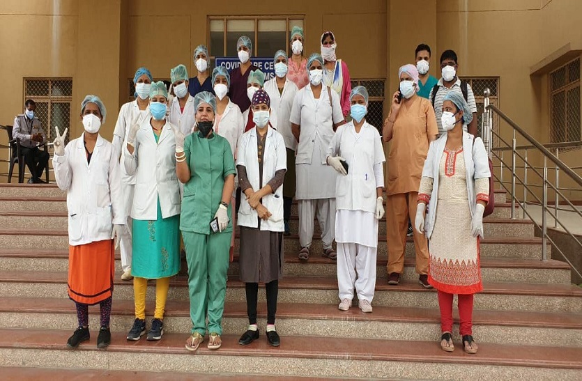 Women nurses take oath of Corona free Rajasthan at RUHS