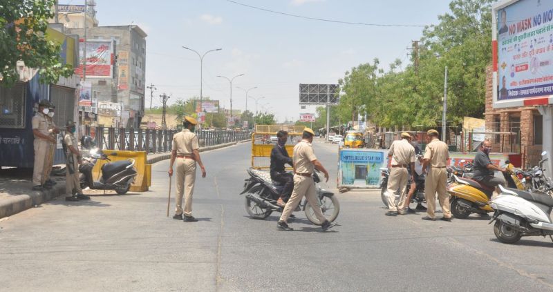 बगैर काम घूमने पर प्रशासन, पुलिस ने पकड़ संस्थागत क्वारेंटीन किया