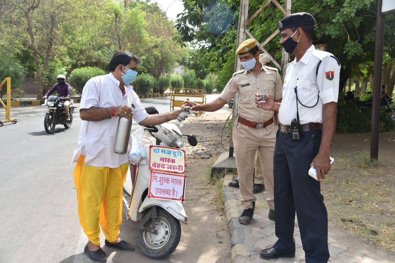 महामारी से महामुकाबला- कोरोना के खिलाफ जंग में आपस में हाथ मिला रहे शहरवासी