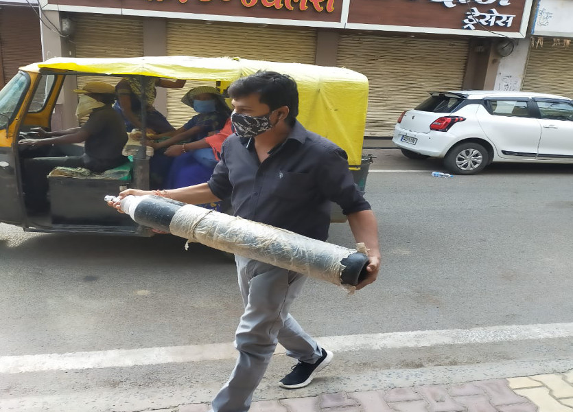Marwadi yuva manch president with oxygen cylender