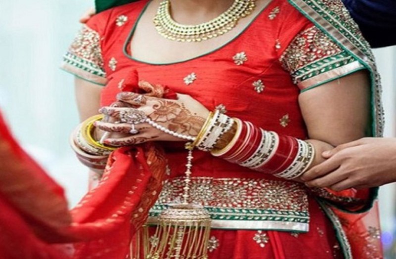 गर्लफ्रेंड की दूसरे से शादी होते नहीं देख पाया युवक, गांव के बाहर पेड़ में फांसी लगाकर दे दी जान