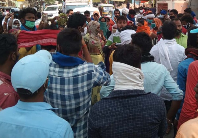 घटनास्थल पर जुटी भीड़