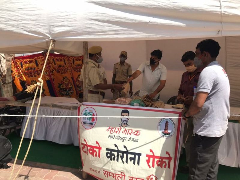 कोई रक्तदान से तो कोई घरों तक राशन पहुंचा कर रहा मदद