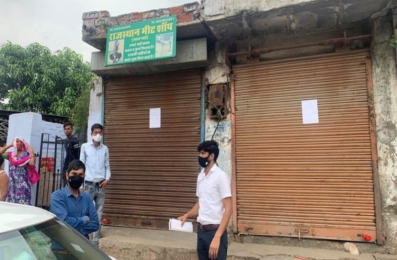 सीज करने की कार्रवाई करती निगम टीम।