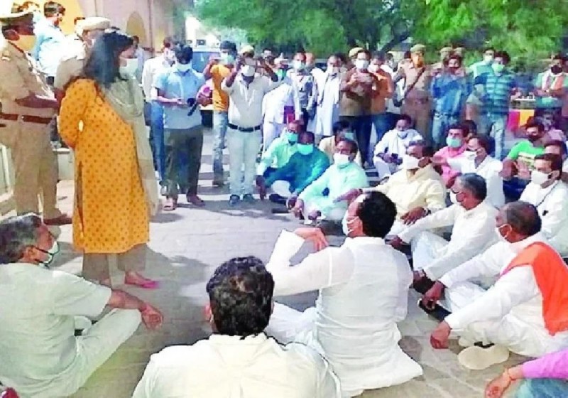 पंचायत चुनाव में हार से बौखलाए बीजेपी के चार विधायक, अपनी ही सरकार के खिलाफ धरने पर बैठे, लगाए गंभीर आरोप