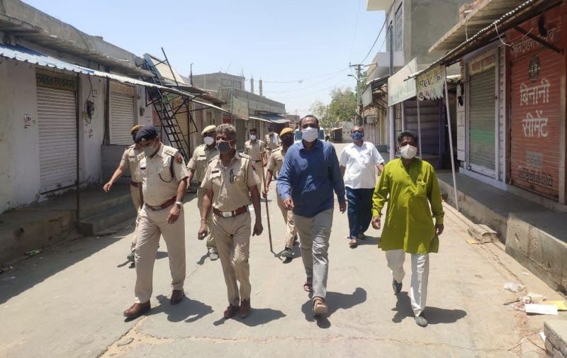 प्लैग मार्च के साथ नाकाबंदी कर बढ़ाई सख्ती