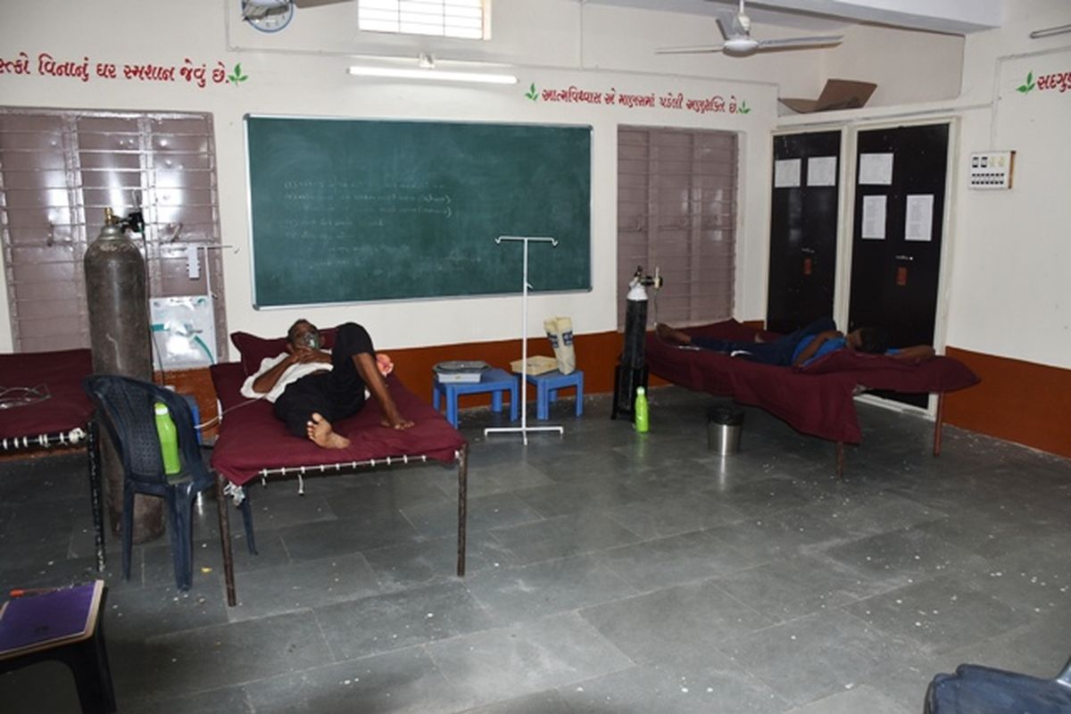 Gujarat: इस गांव के प्राथमिक स्कूल में कोरोना के प्राथमिक उपचार, आइसोलेशन के लिए 10 बेड की सुविधा