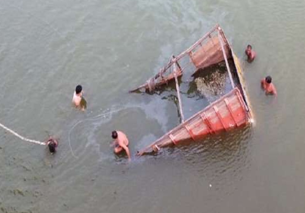 हरदोई के गर्रा नदी में चोरी का ट्रक गिरा तीन की मौत, दो सिपाही का शव अभी बरामद नहीं