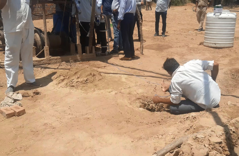 4-year-old boy falls into borewell in sanchore jalore