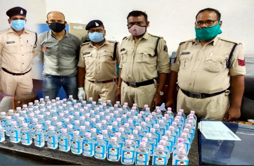 महाराष्ट्र से बोरी में भरकर लाया था अवैध शराब, लॉकडाउन में पुलिस की चौकसी देख मंदिर के पास छोड़कर भागा तस्कर