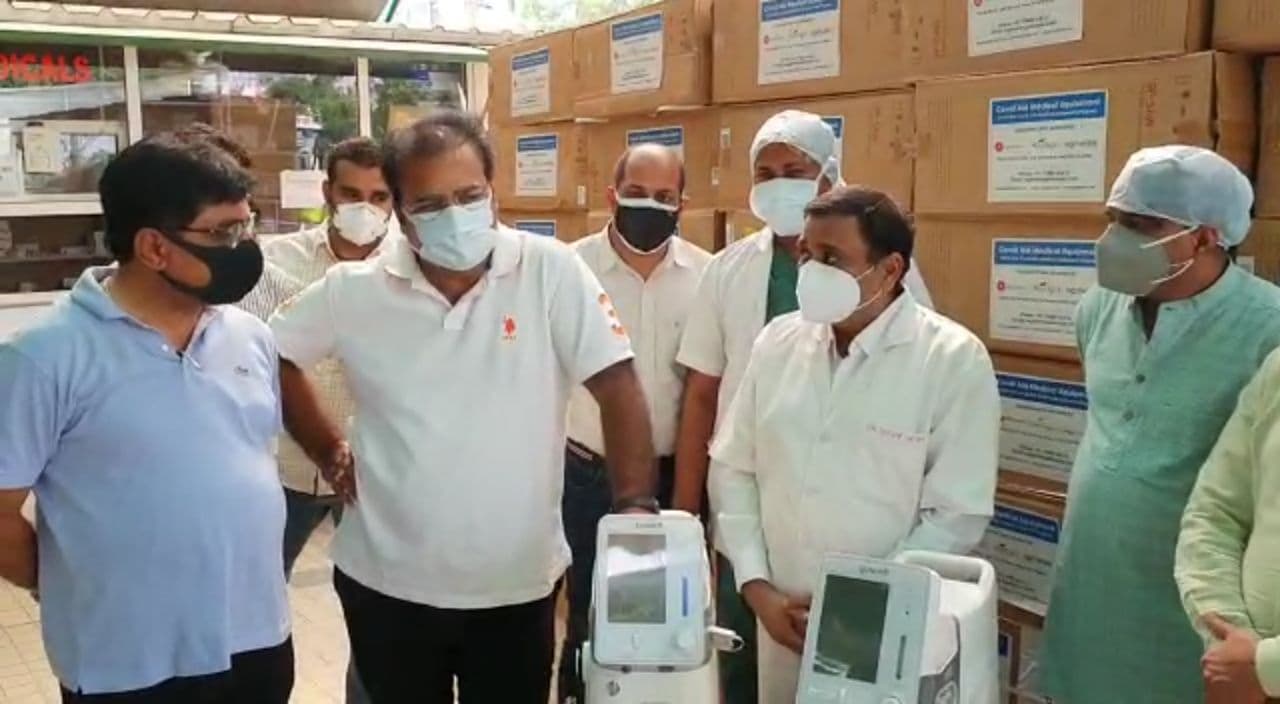 60 oxygen concentrators presented to Transport Minister