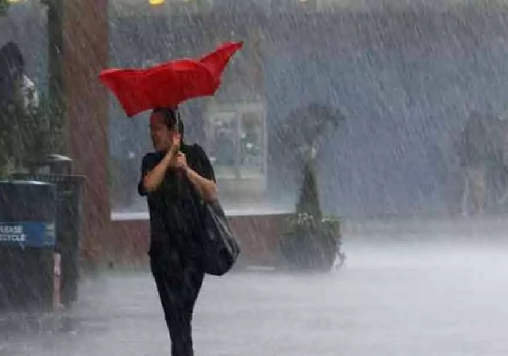 UP Weather Update: यूपी में तेज हवाओं के साथ बारिश के आसार, अगले दो-तीन दिनों तक खराब रहेगा मौसम
