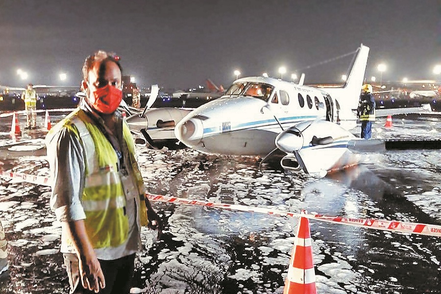मुंबई में मेडिकल विमान की इमरजेंसी लैंडिंग