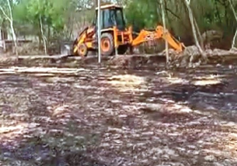प्रधानी का चुनाव हारने पर बौखलाया पूर्व प्रधान, अपने गुर्गों के साथ मिलकर जेसीबी से खुदवा डाली सड़क