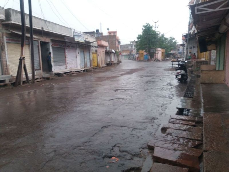 बिजली कडक़ी, बादल गरजे, बरखा से मौसम सुहाना