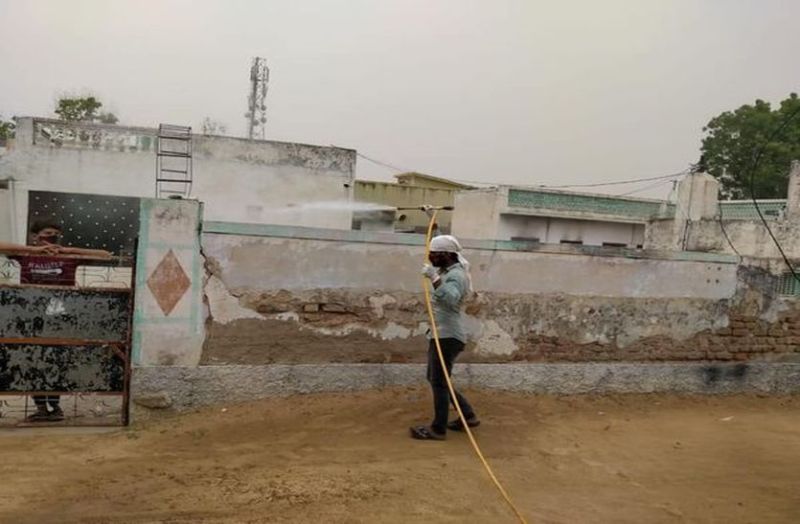 छोटे से गांव में 16 दिन में 21 मौत, जांच से बच रहे ग्रामीण