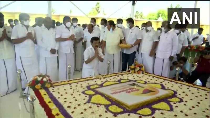 TN New Cm Stalin gets emotional before Karunanidhi's photo