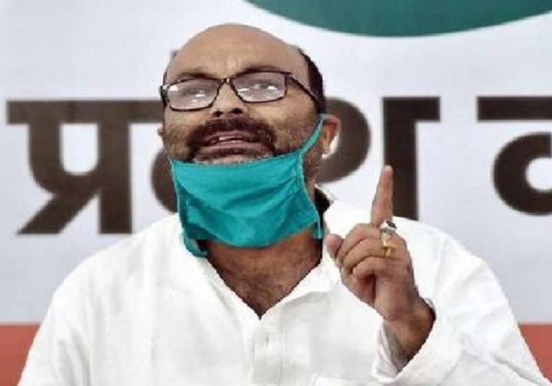 मुख्यमंत्री जी इन्हें क्या दीजियेगा? ऑक्सीजन या मुक़दमा, अजय कुमार लल्लू का सीएम योगी से सवाल