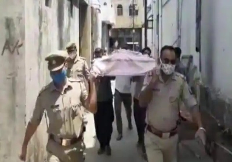 घर में कोई नहीं था अंतिम संस्कार के लिए, पुलिस ने दिया अर्थी को कंधा