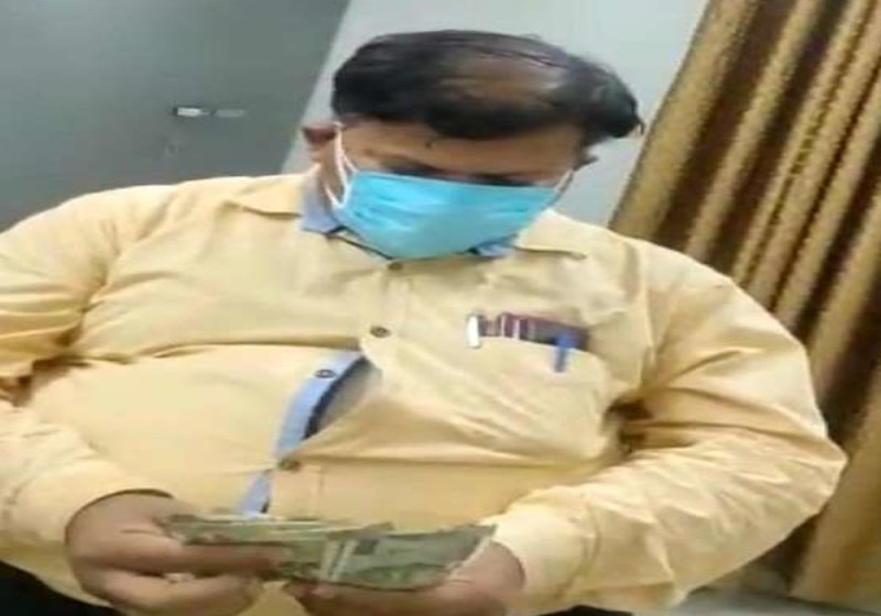 Quick Read: कोविड अस्पताल के प्रभारी सीएमएस पांच हजार में रेमडेसिविर बेचते पकड़े गए, पद से बर्खास्त