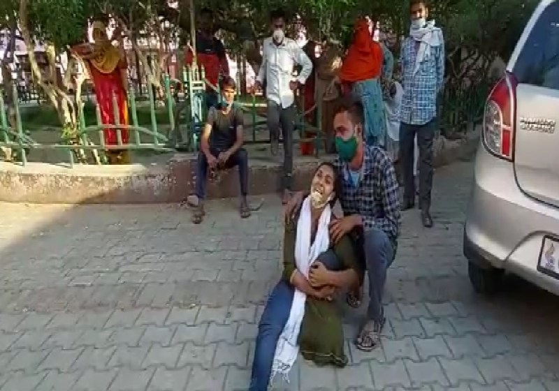 डॉक्टरों ने महिला का नहीं किया इलाज, अस्पताल में तड़पकर मौत