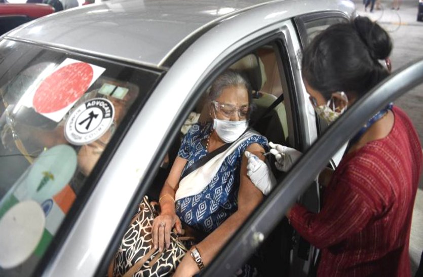 दिल्ली की तर्ज पर छत्तीसगढ़ के इस जिले में भी बुजुर्गों के लिए ड्राइव इन वैक्सीनेशन, कार में आइए टीका लगाइए