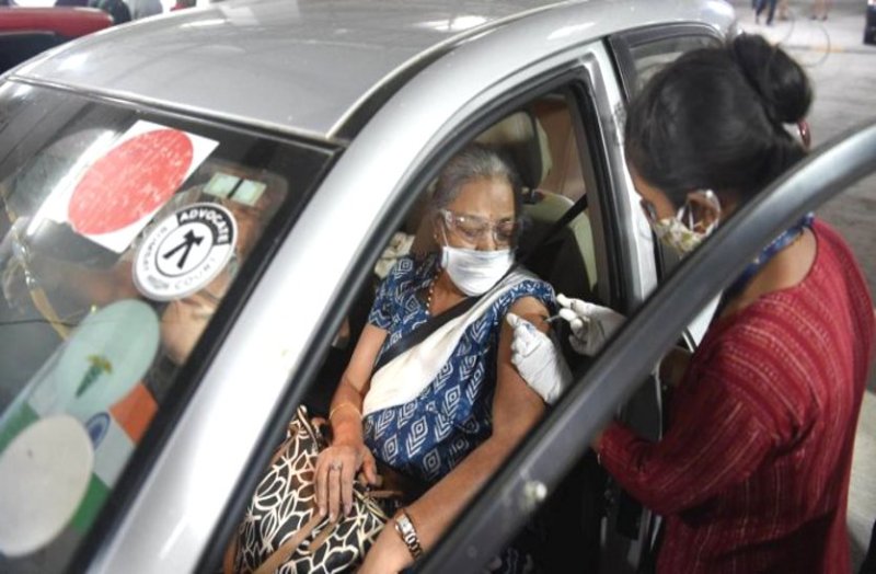 दिल्ली की तर्ज पर छत्तीसगढ़ के इस जिले में भी बुजुर्गों के लिए ड्राइव इन वैक्सीनेशन, कार में आइए टीका लगाइए